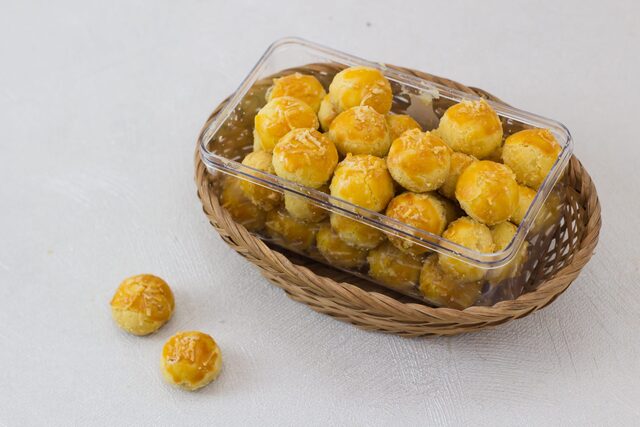 Bingung pilih nastar bulat atau gulung untuk Lebaran? Simak perbandingan rasa, tekstur, dan rekomendasi terbaik dari Kampoeng Cookies.